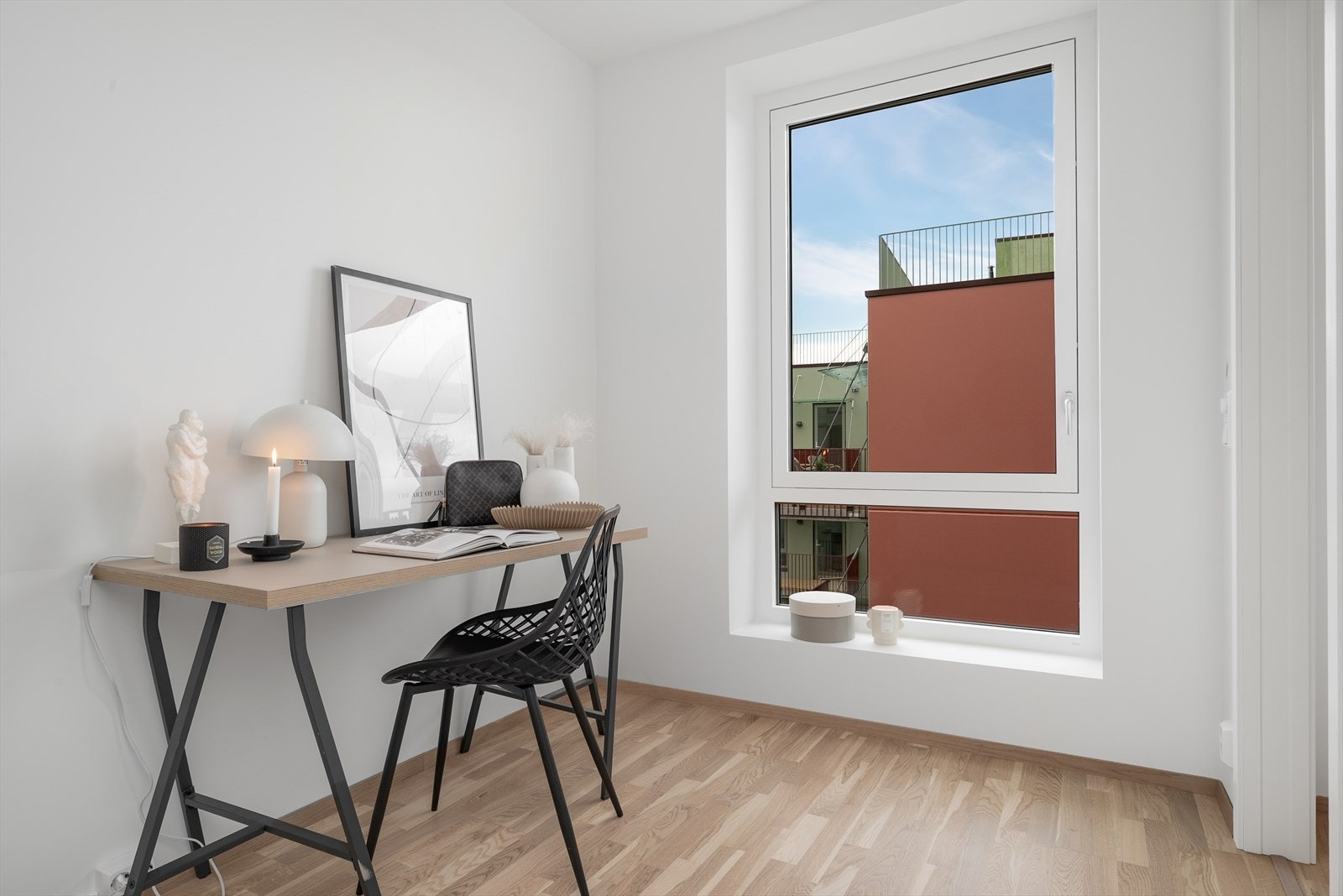 Det er plass til garderobeskap på soverommet og det disponeres også en ekstern sportsbod i fellesareal. Galleribilde