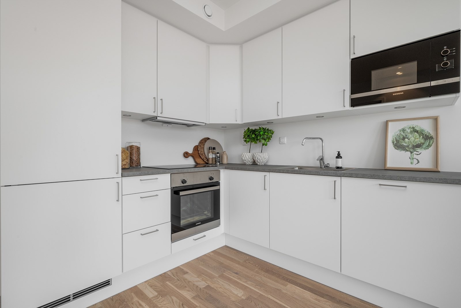 Hvitevarene er levert fra Electrolux og består av induksjonstopp, stekeovn, mikro, oppvaskmaskin og kjøl/frys. Galleribilde