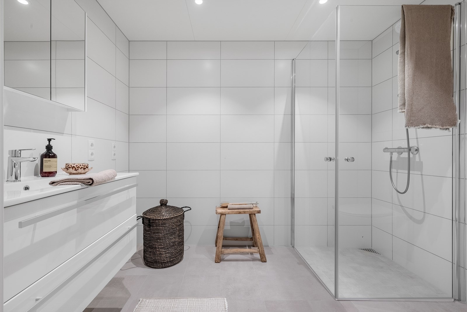 Badet har delikate fliser, gulvvarme, downlights og dusjhjørne med glassdører. Galleribilde