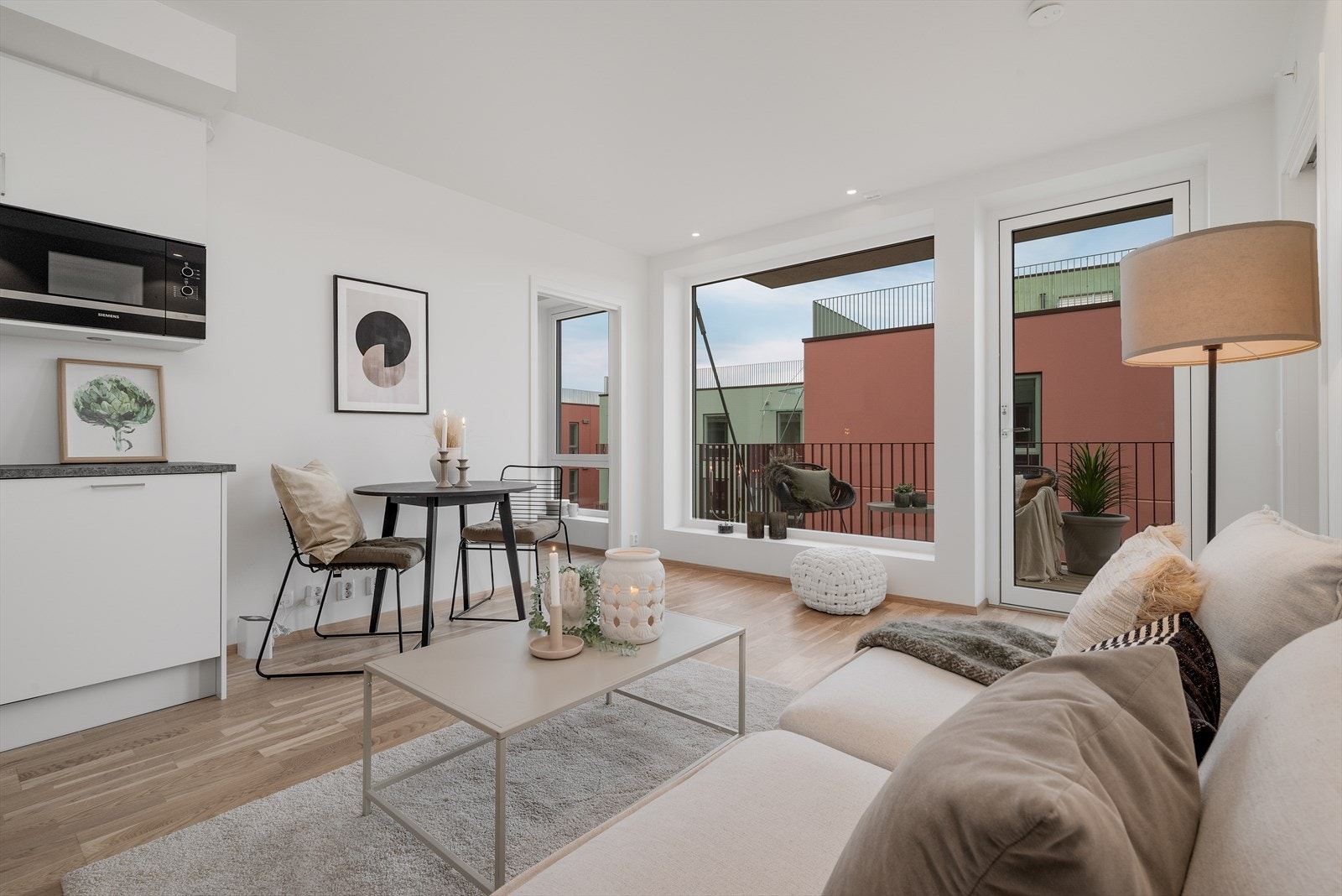 Stuen har godt med plass til sofa, salongbord og tv. Galleribilde