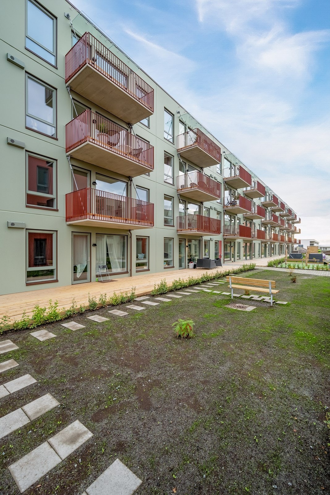 Leiligheten ligger rett ved togstasjonen og det er ellers gangavstand til de fleste hverdagsfasilliteter. Galleribilde