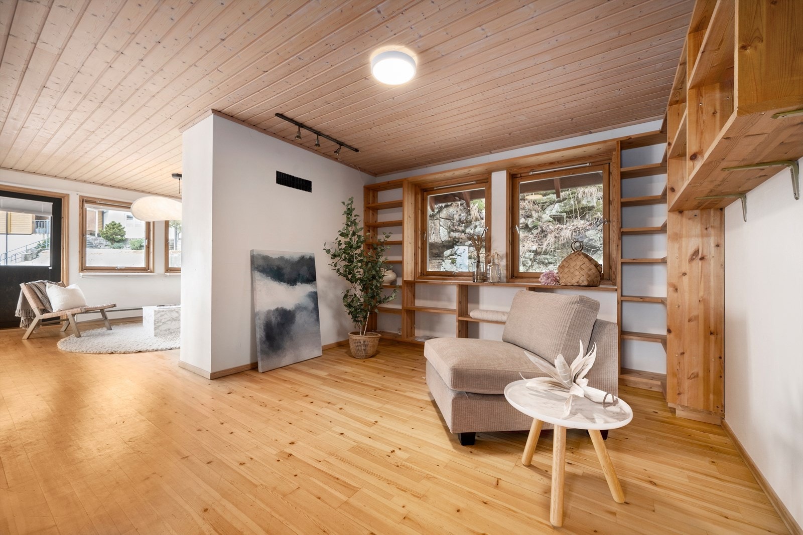 Eit fleksibelt areal som kan nyttast som bibliotek eller ein roleg lesekrok. Galleribilde