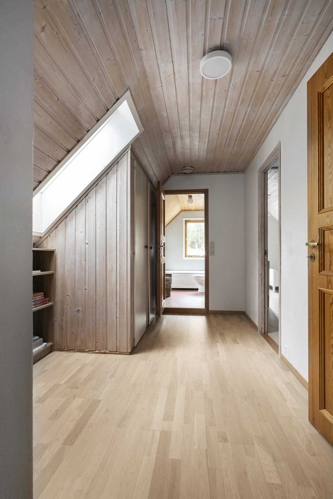 Gangen på loftet har laminatgolv og tilkomst til alle romma i etasjen. Galleribilde