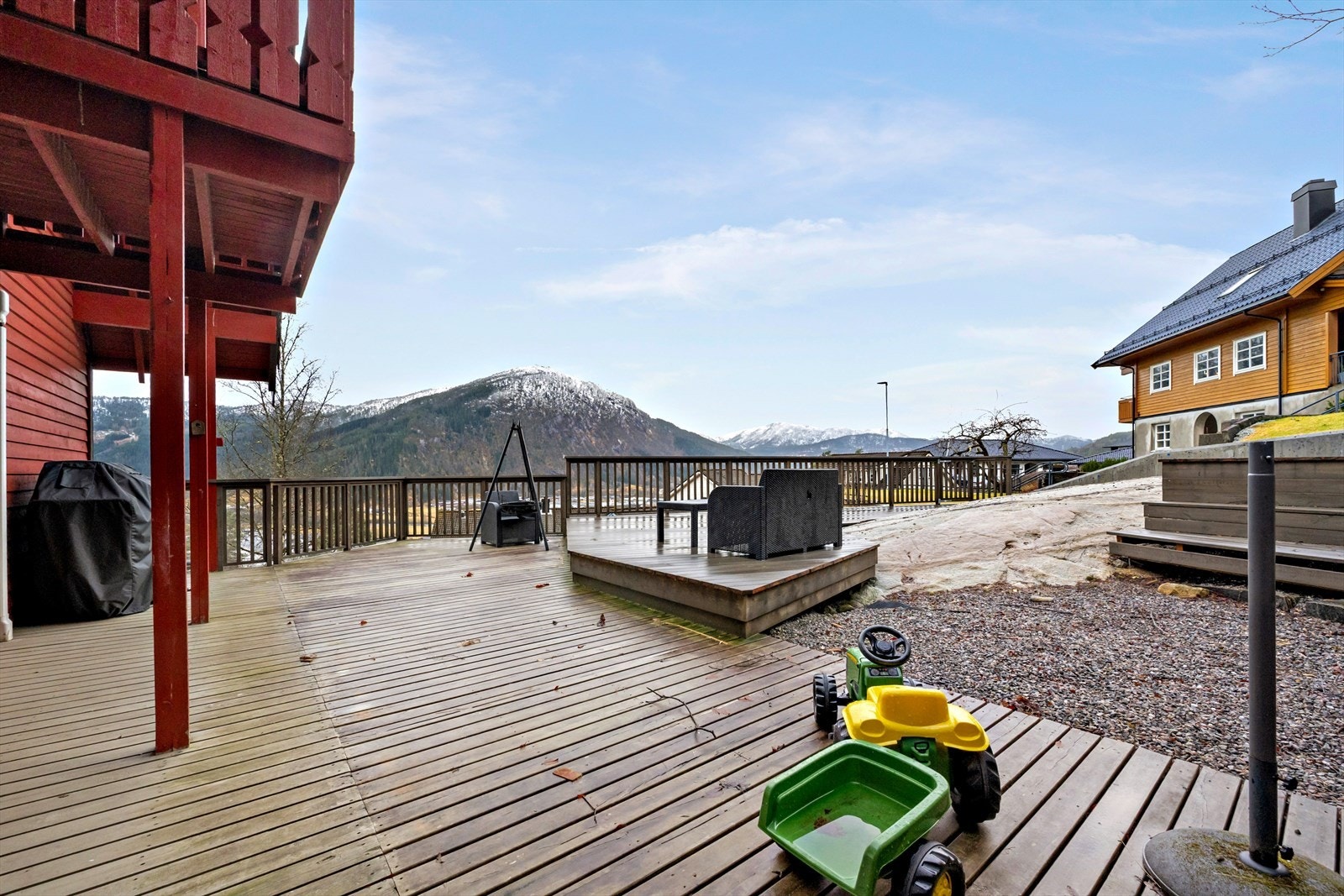 Dei store uteareala gir rikeleg med plass for sitjegrupper, grilling og sosialt samvær. Galleribilde