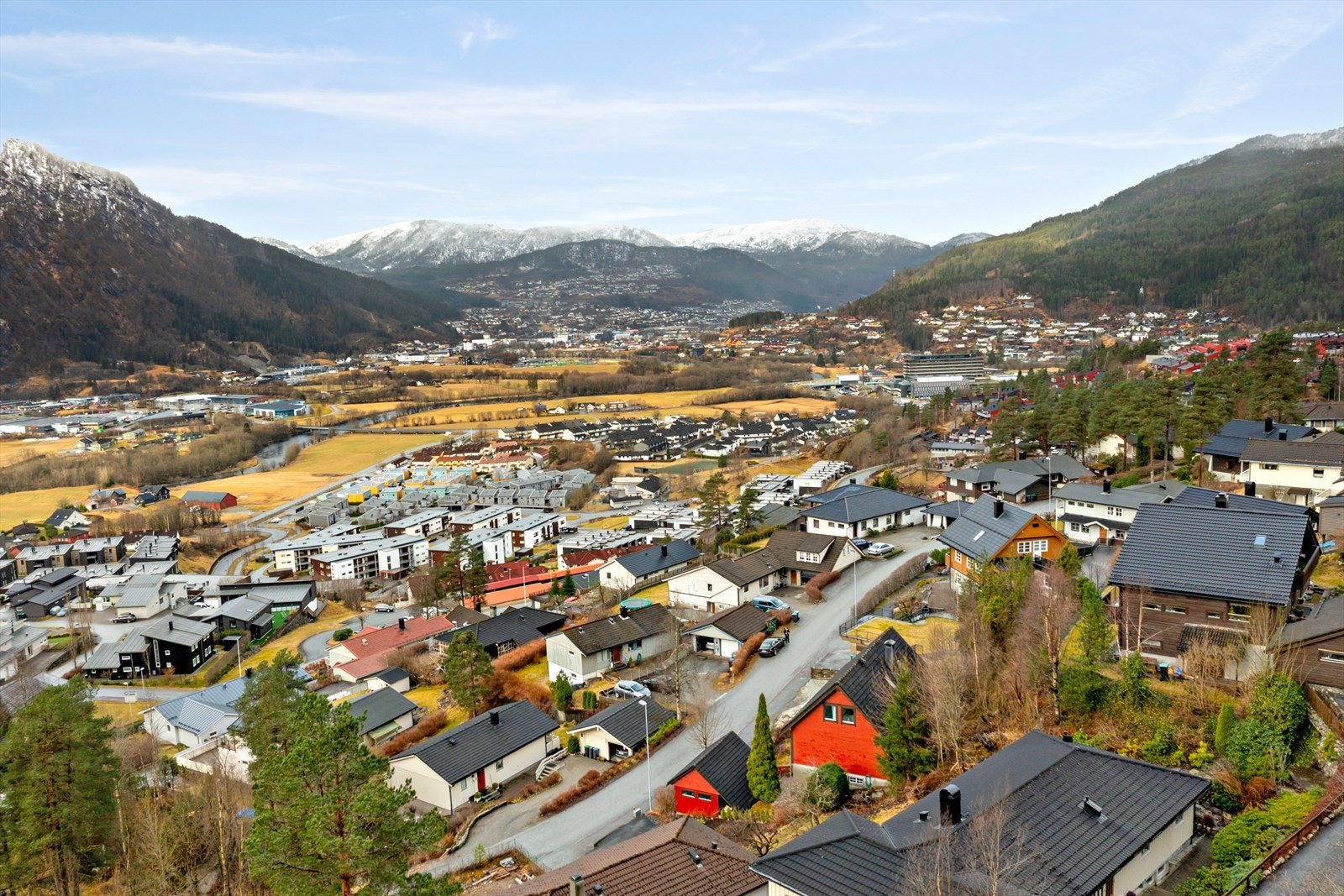 Bustaden ligg høgt og fritt til i eit etablert og roleg bustadområde. Galleribilde