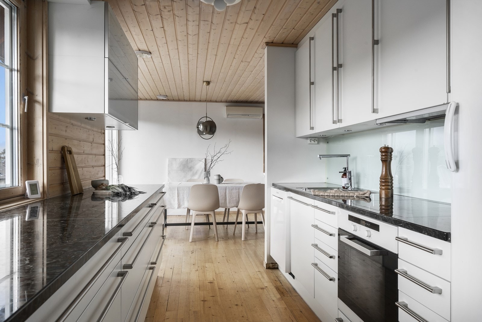 Benkeplate i stein frå Værlandet gir ei slitesterk og elegant arbeidsflate. Galleribilde