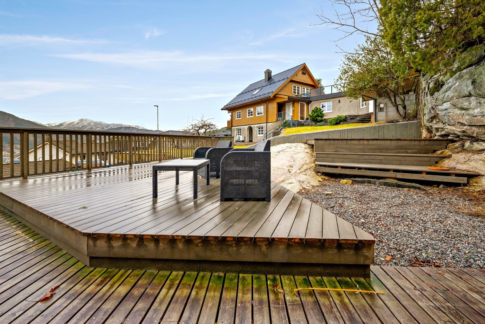 Plattingen vart utvida med ein markterrasse i 2025. Galleribilde