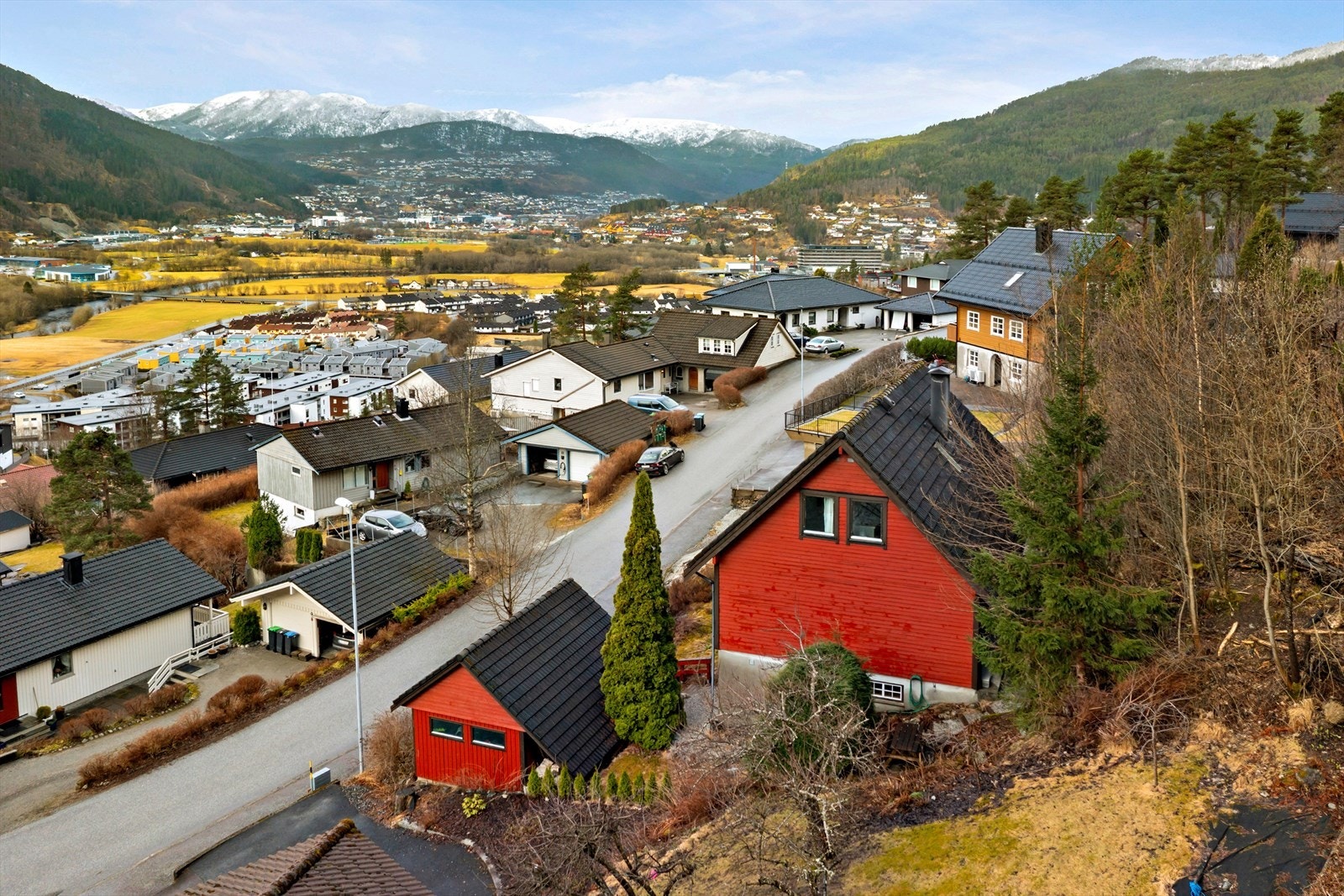 Frå eigedomen er det vid utsikt over Førde og dei omkringliggande fjella. Galleribilde