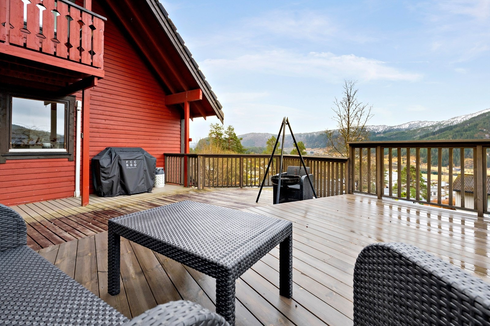 Frå stova er det direkte utgang til ein platting på til saman ca. 58 m². Galleribilde