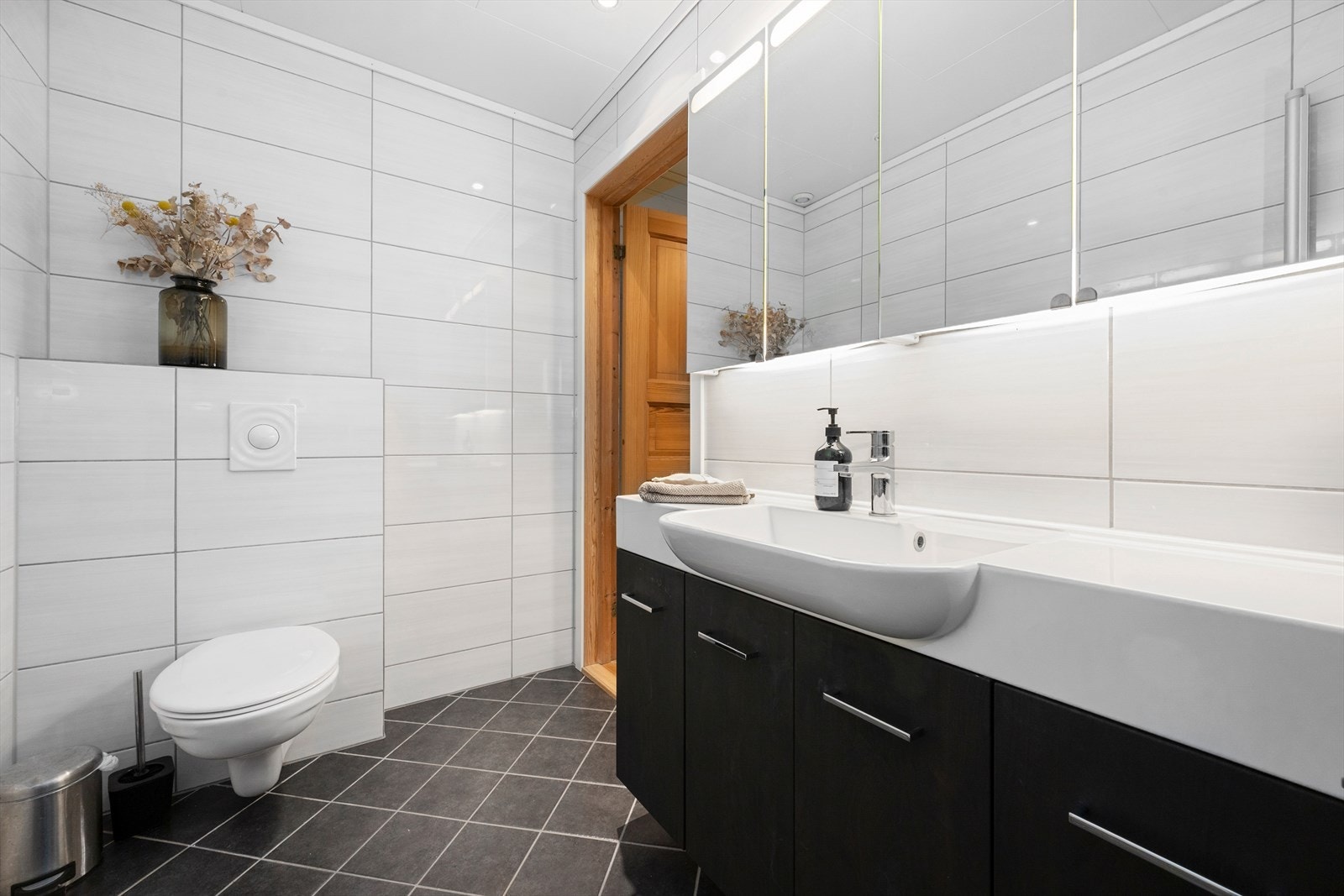 Badet i første etasje vart oppgradert i 2010 og har flislagde overflater og vegghengt toalett. Galleribilde