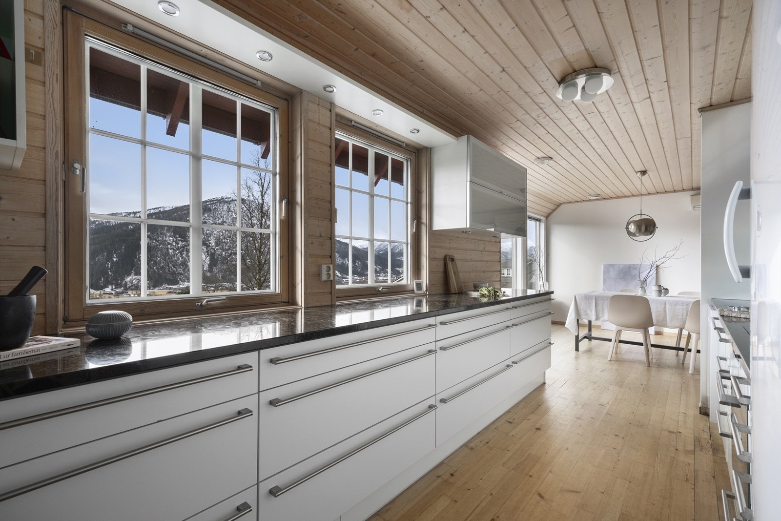 Kjøkkenet har ei praktisk plassering i tilknyting til spisestova. Galleribilde