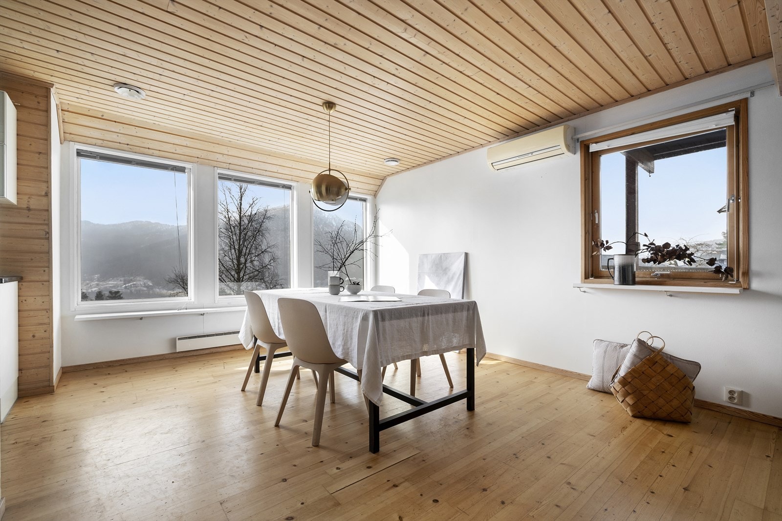Spisestova har god plass til langbord for selskap med familie og vener. Galleribilde