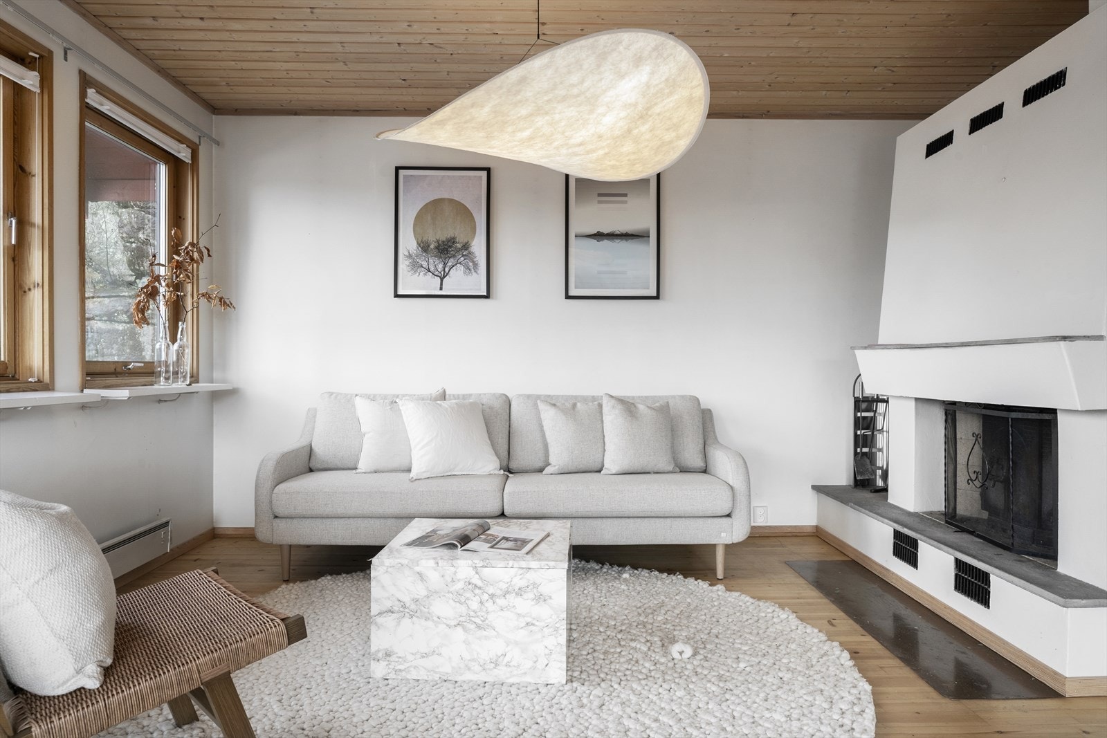 Stova har ein sentralt plassert eldstad som gir både varme og hygge. Galleribilde