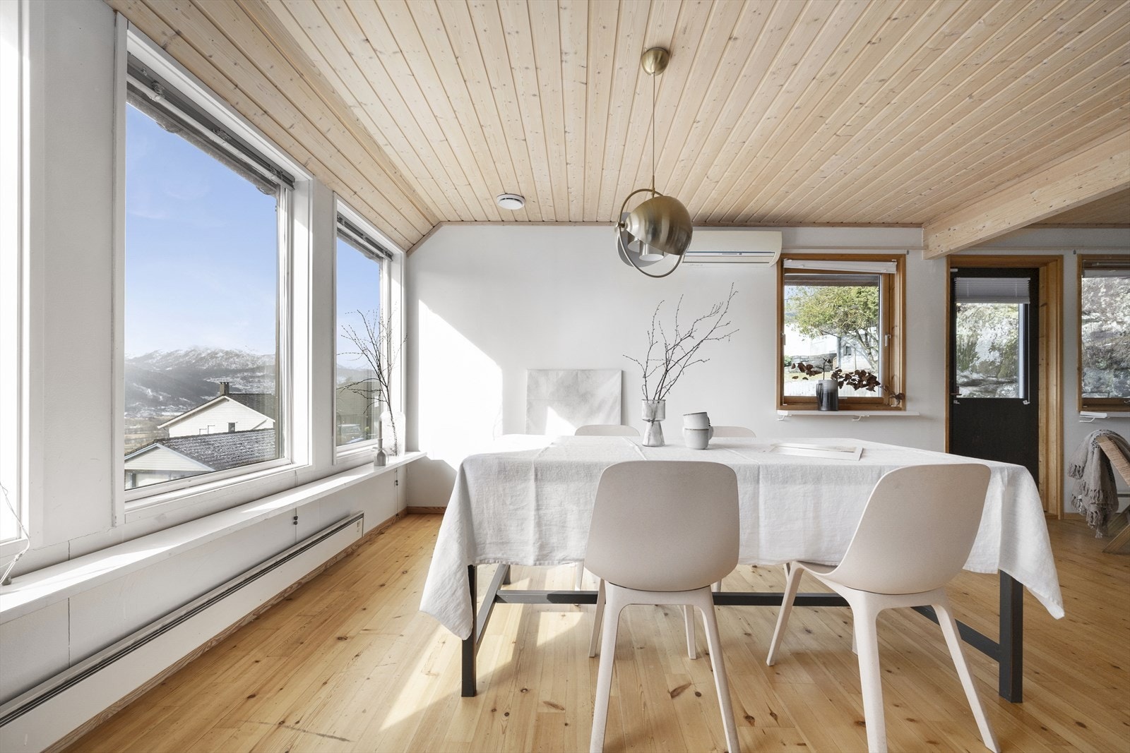 Dei store vindaugsflatene gir rikeleg med naturleg lys og rammar inn utsikta. Galleribilde
