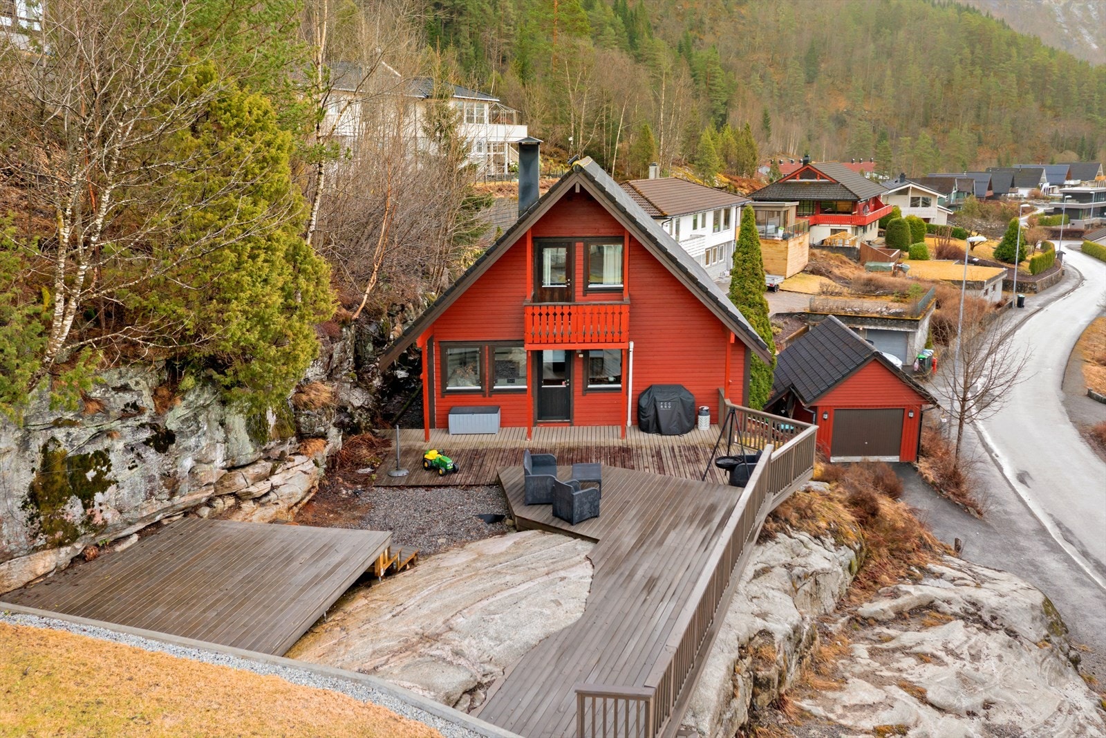 Eigedomen har nyleg fått utvida terrasseareal. Her er det god plass, gode soltilhøve og storslagen utsikt. Galleribilde