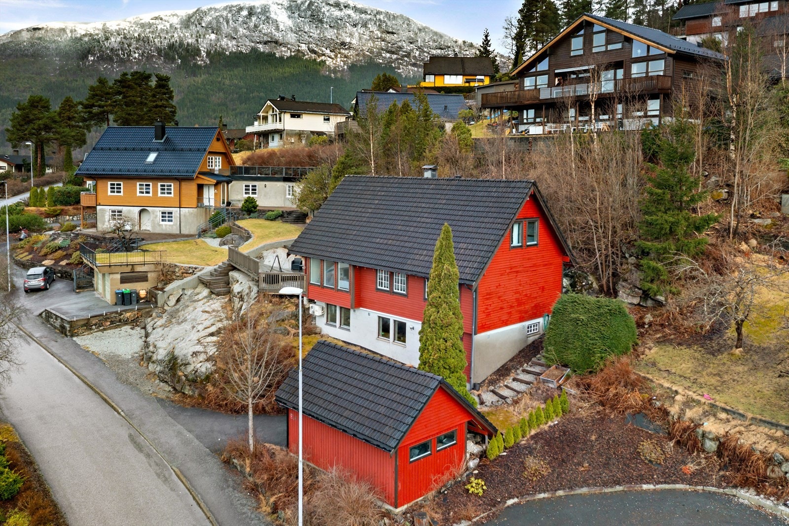Asfaltert oppkøyrsel til garasjen og trapp opp til tunet. Galleribilde