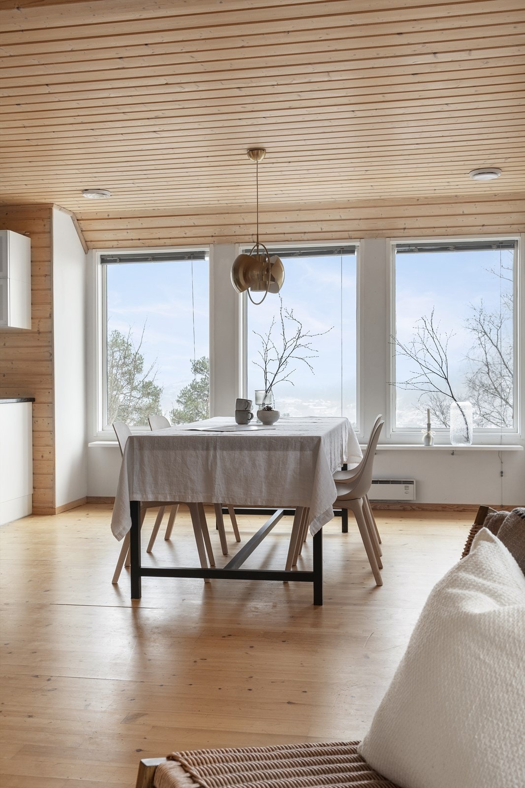 Her er det rikeleg med plass for måltid til kvardag og fest. Galleribilde