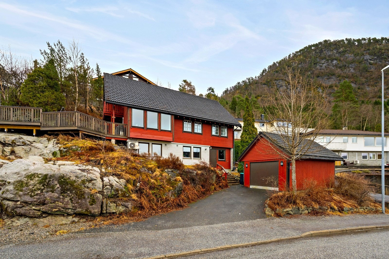 Eigedomen har ein frittliggande garasje på 20 m² frå 1982. Galleribilde