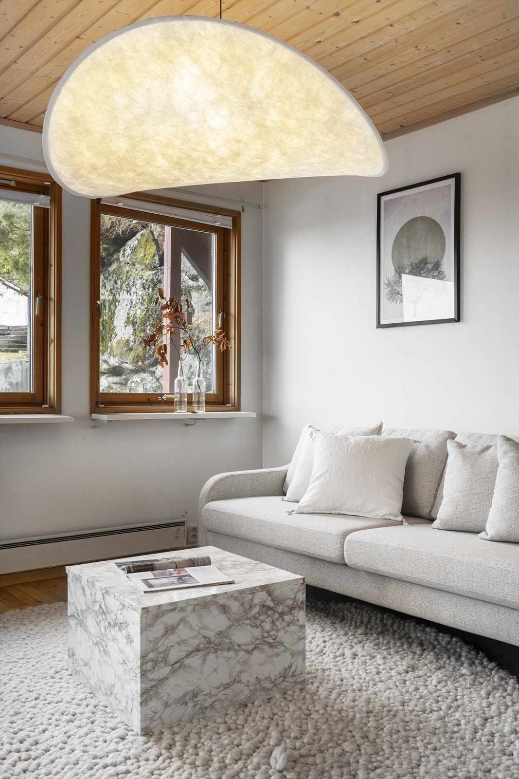 Stove med malte veggflater og tak i trepanel. Galleribilde