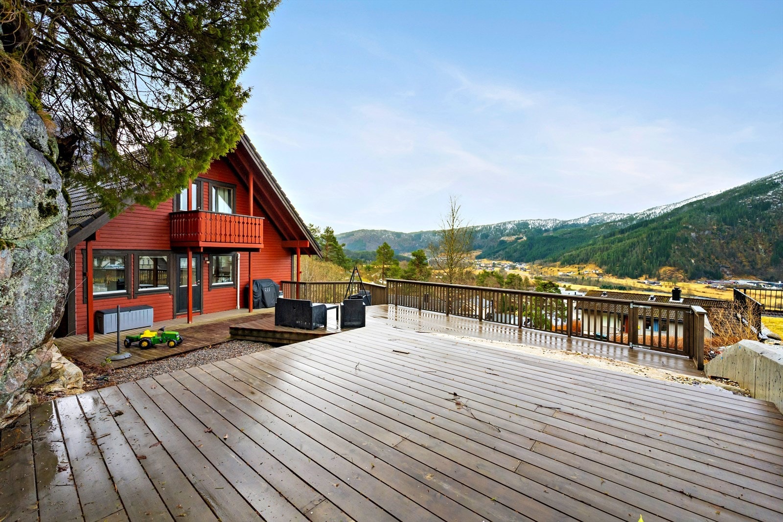 Frå terrassane er det storslagen utsikt over dalføret og sol til seint på kveld. Galleribilde