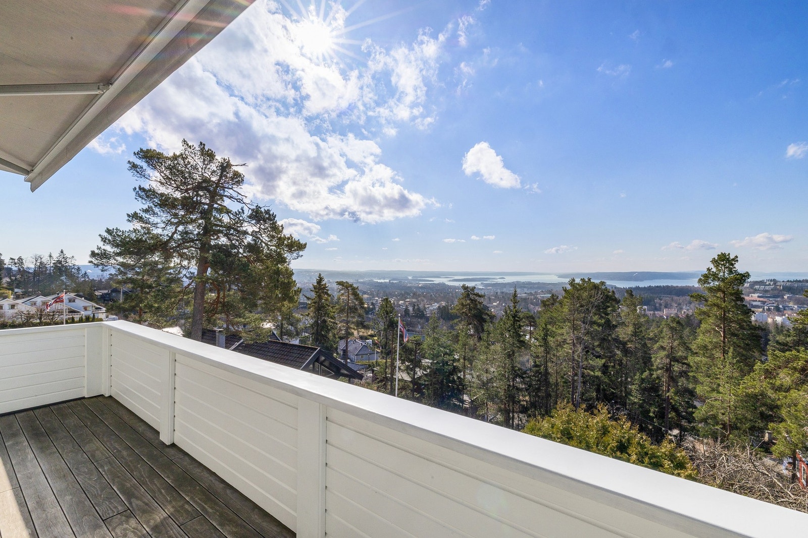 Balkongen ble rehabilitert og bygget opp på nytt i 2019. Stor elektrisk markise, gjør bruken mer fleksibel gjennom sommer halvåret. Galleribilde