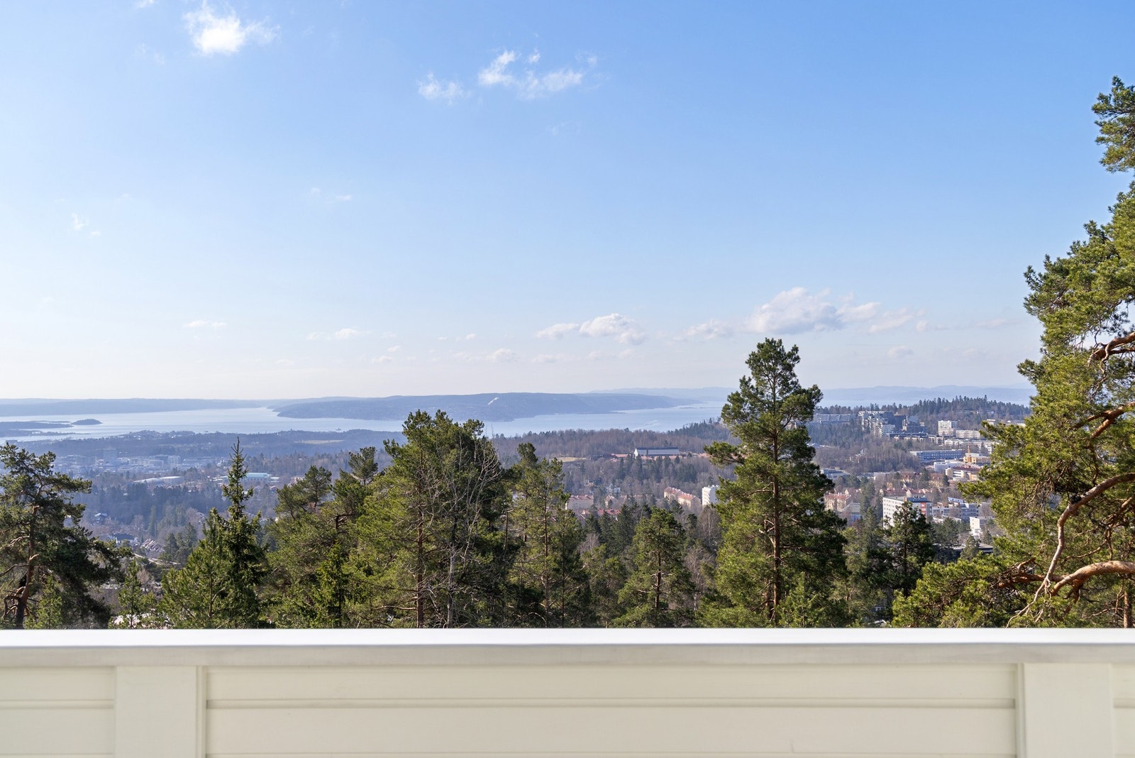 Uhindret panorama, over store deler av indre Oslofjord, og deler av bybildet. Galleribilde