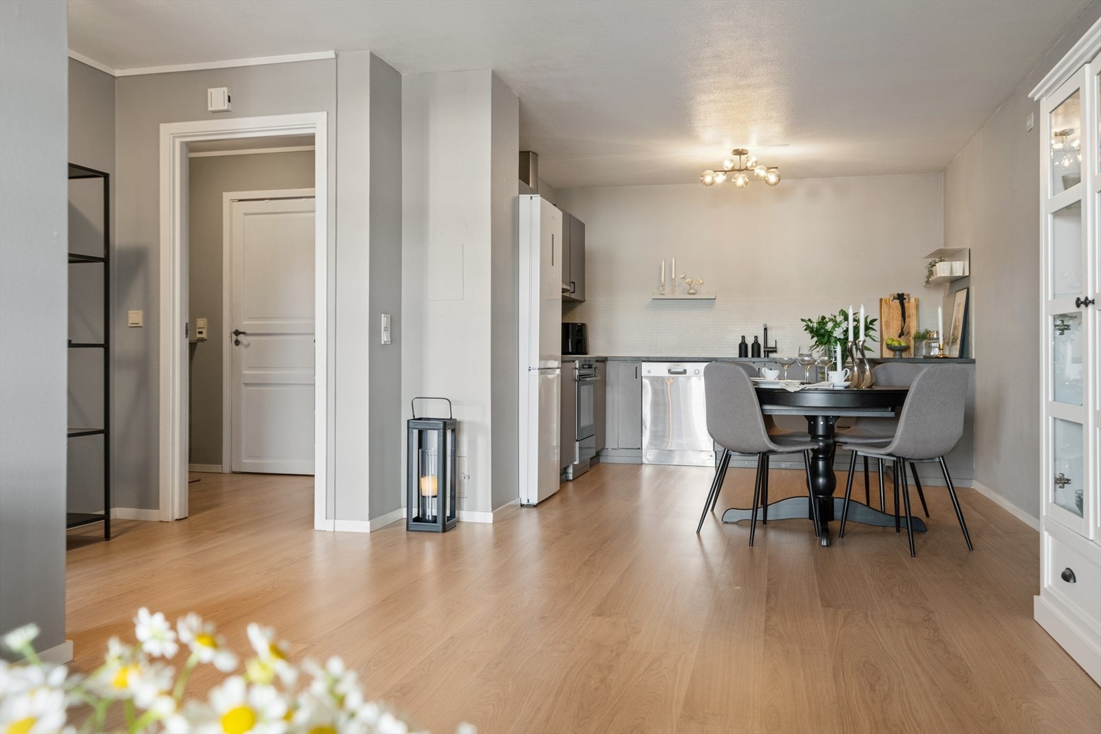 Leiligheten med en praktisk. lys og åpen planløsning. Her kan du bo for kr. 2 228,- pr. halvår i felleskostnader. Galleribilde