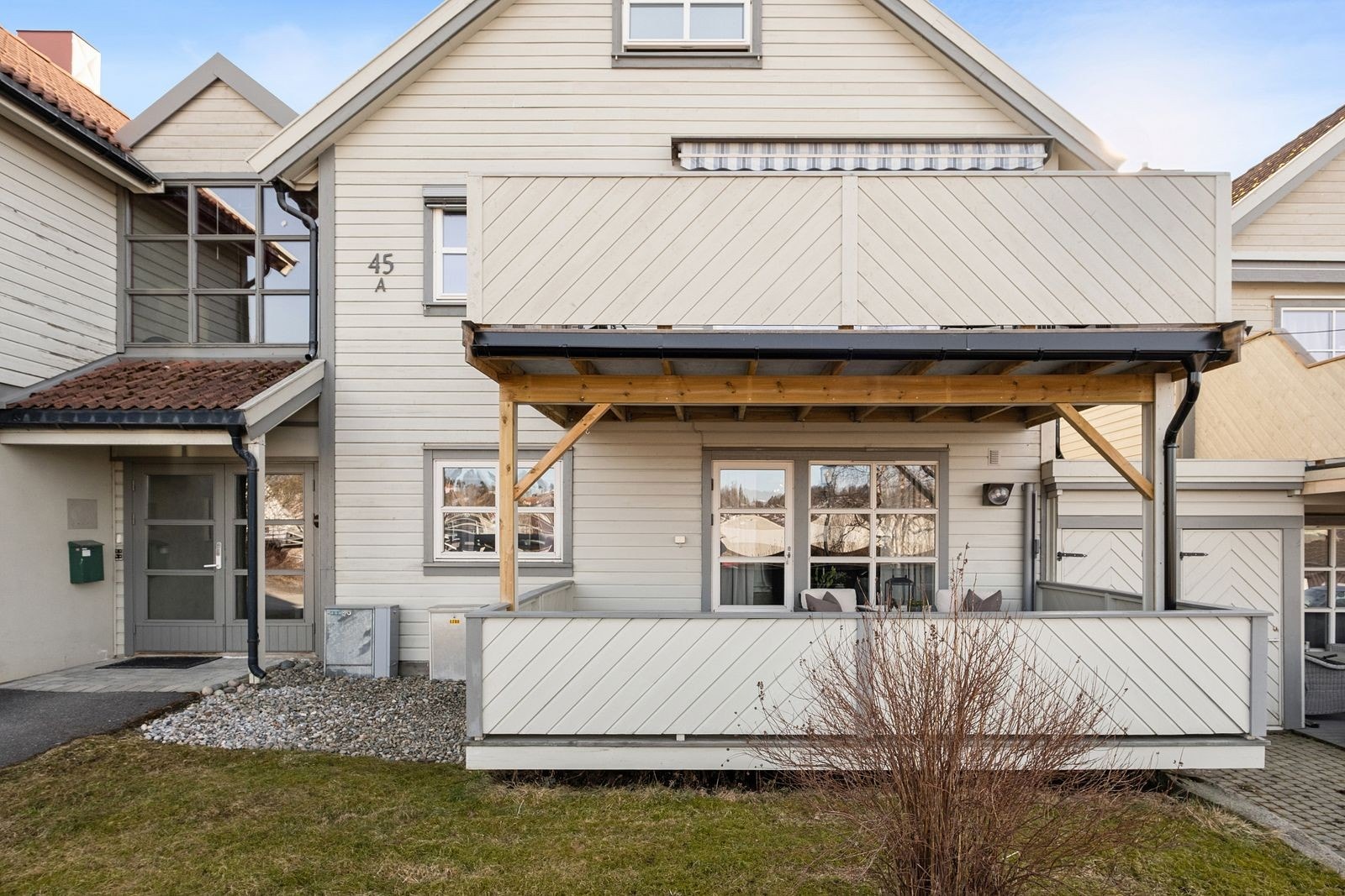 Leiligheten ligger i sokkeletasjen og har egen takoverbygd terrasse og en praktisk utvendig bod på 4 m². Galleribilde