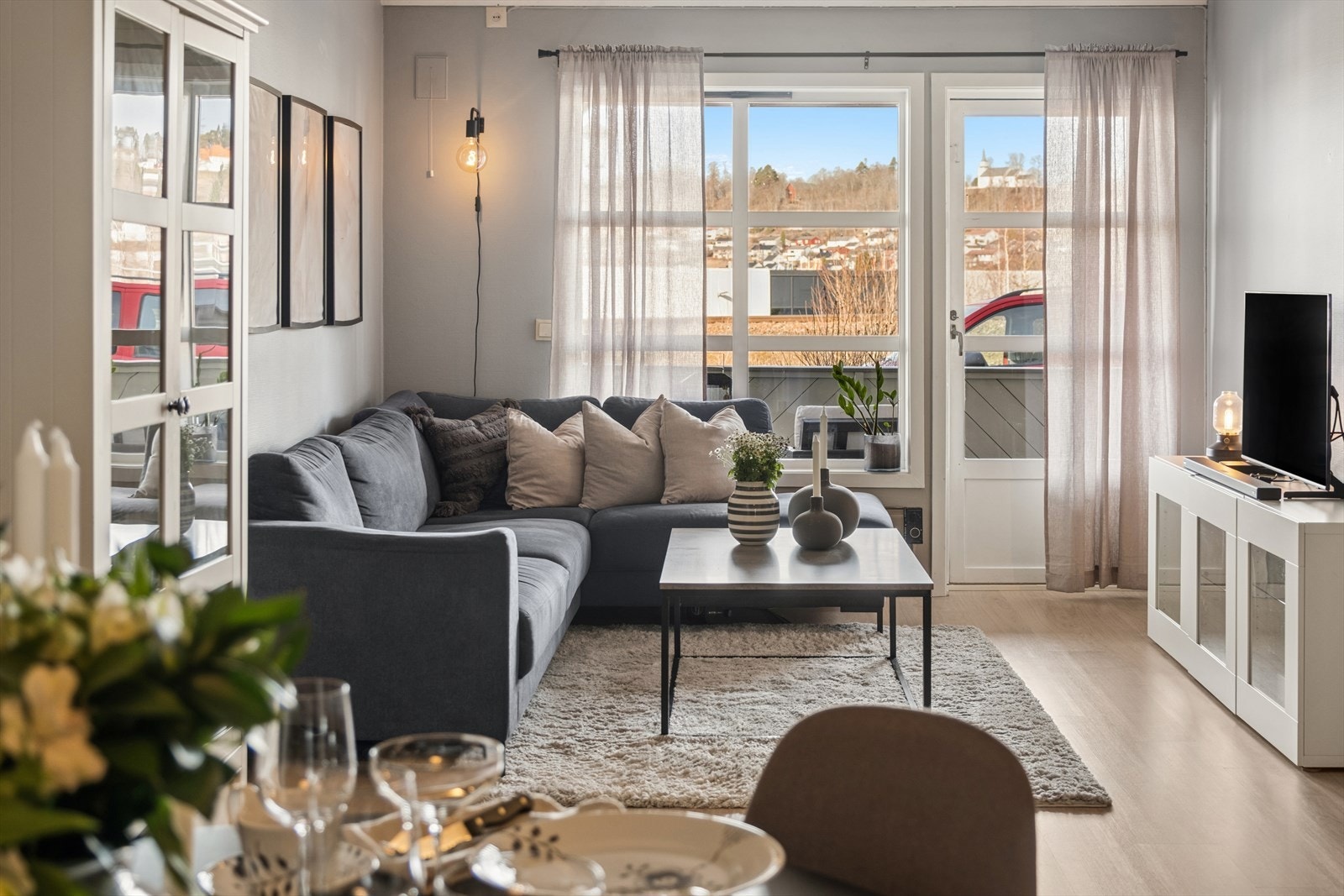 Rommet er enkelt å møblere med god plass til både sofagruppe og spisebord. Galleribilde