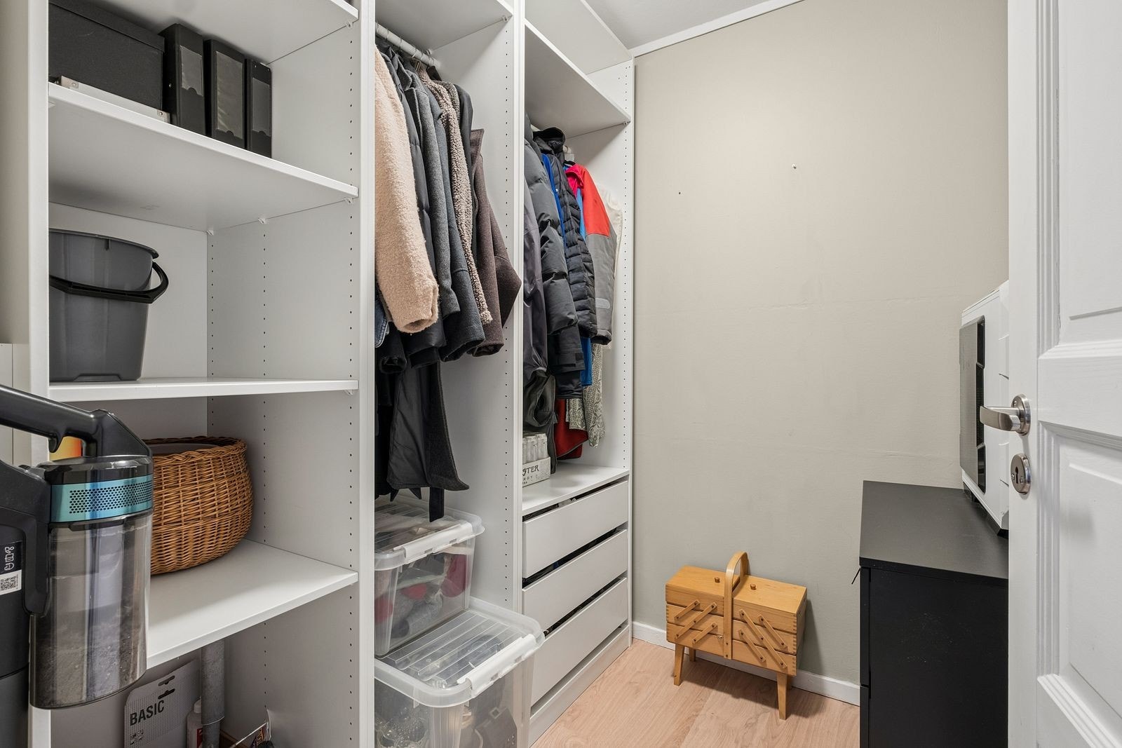 Omkledningsrommet på 4 m² er innredet med et fleksibelt hyllesystem. Galleribilde