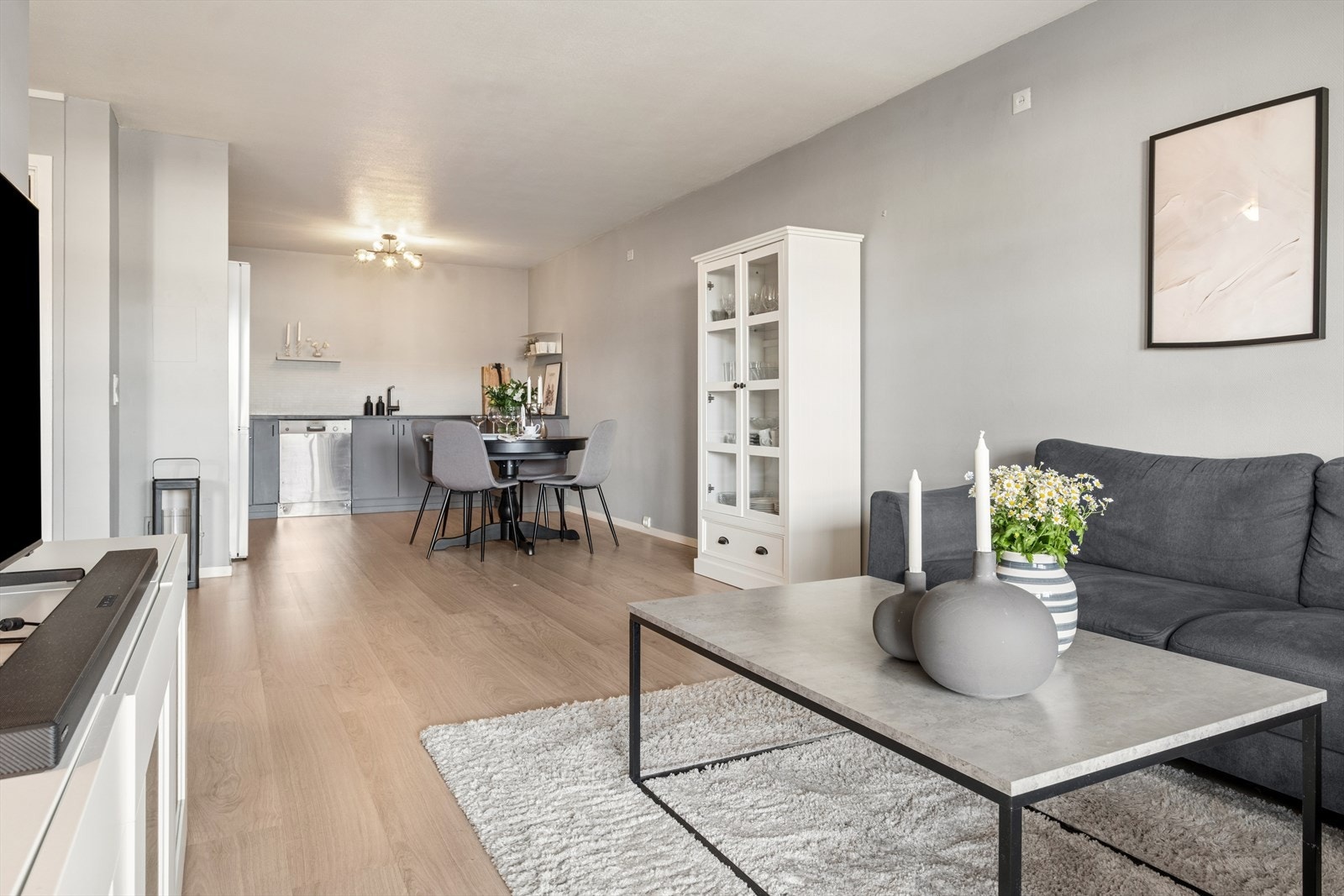 Velkommen til Ølvegata 45B! Lys og trivelig stue/spisestue som utgjør et åpent areal på 24,5 m². Galleribilde