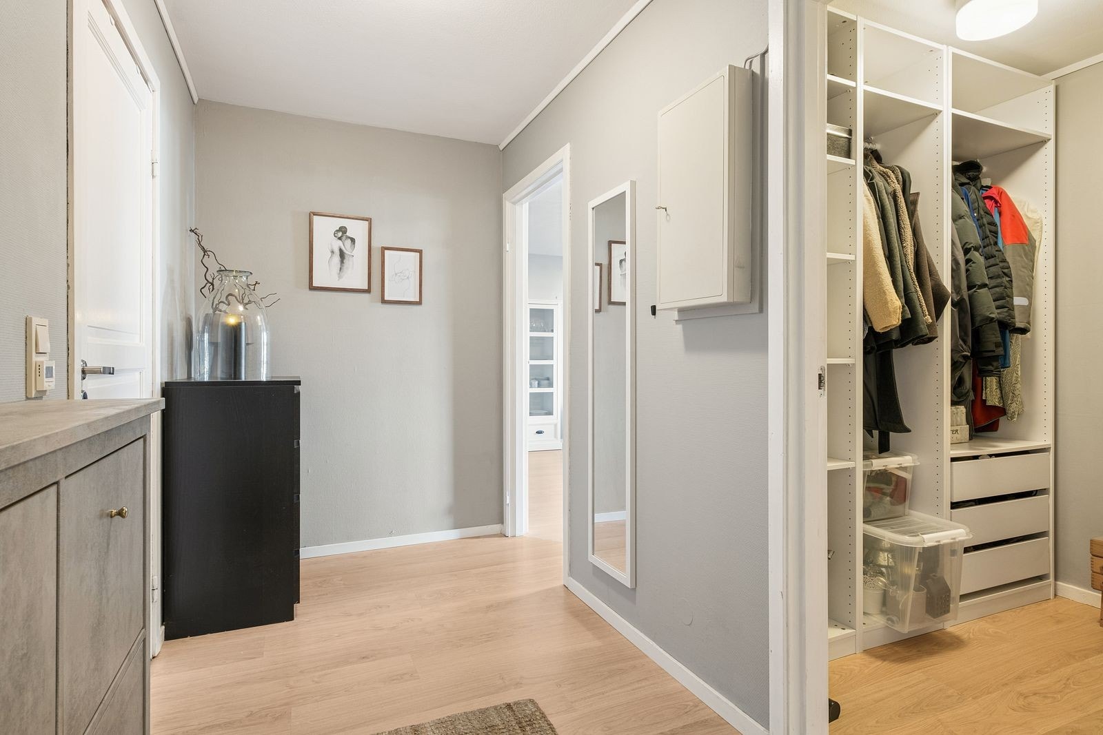 Gangen gir tilgang til et romslig omkledningsrom, som gir rikelig med lagringsplass. Galleribilde
