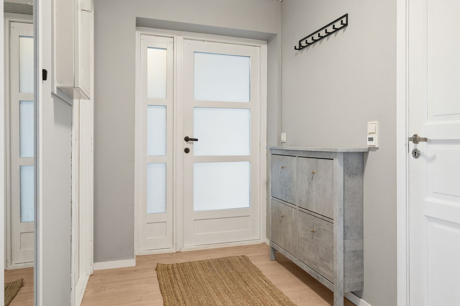 Velkommen inn. Gangen har plass til oppbevaring av yttertøy og sko. Galleribilde