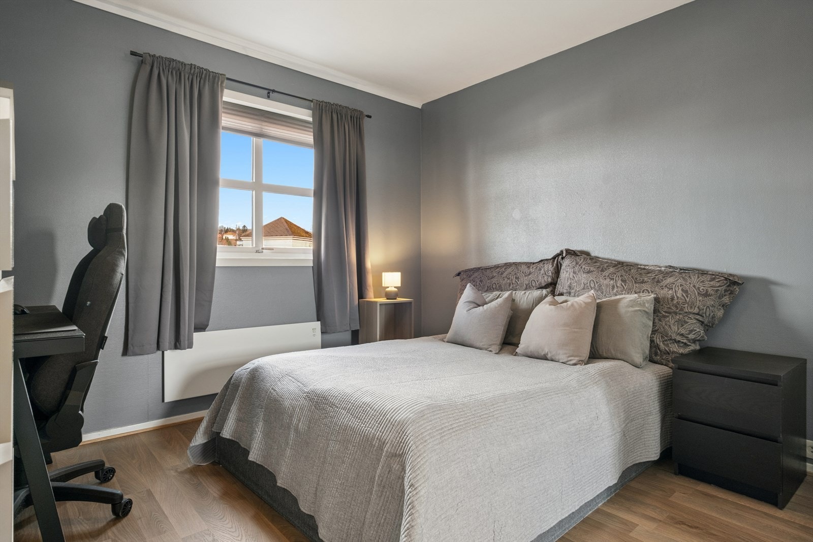 Soverommet er på 12 m² og har god plass til dobbeltseng og en eventuell kontorløsning. Galleribilde