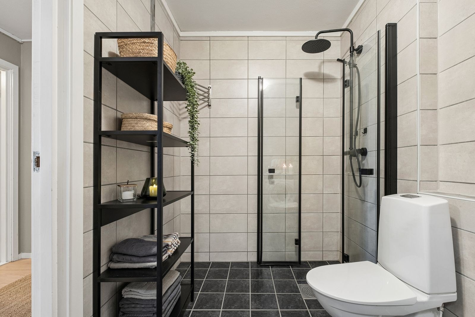 Badet har flislagt gulv med varmekabler. Dusjarmaturet ble skiftet i 2024. Galleribilde
