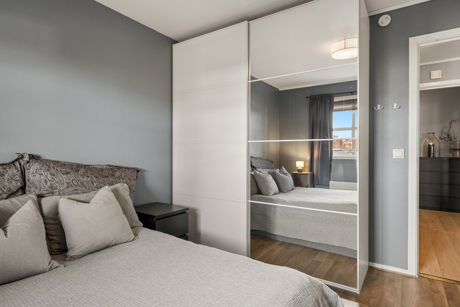 Fra soverommet er det direkte tilgang til et praktisk omkledningsrom på 4 m². Galleribilde