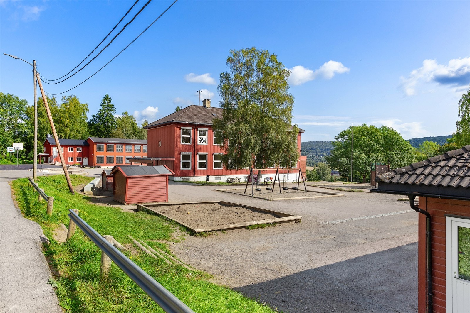 Rotnes barneskole ligger rett i nærheten, og gir en meget trygg skolevei Galleribilde