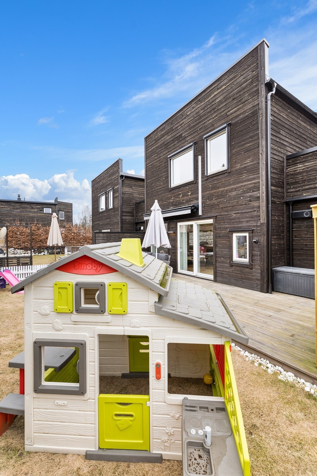 Fin plass for lekehus for de minste på boligens plenareale (NB! lekehuset følger ikke salget) Galleribilde