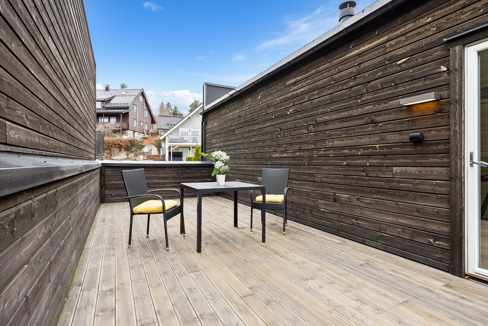 Herlig takterrasse på hele 24 kvm, her er det plass til hele grillselskapet. Dobbestikk for strøm på vegg Galleribilde