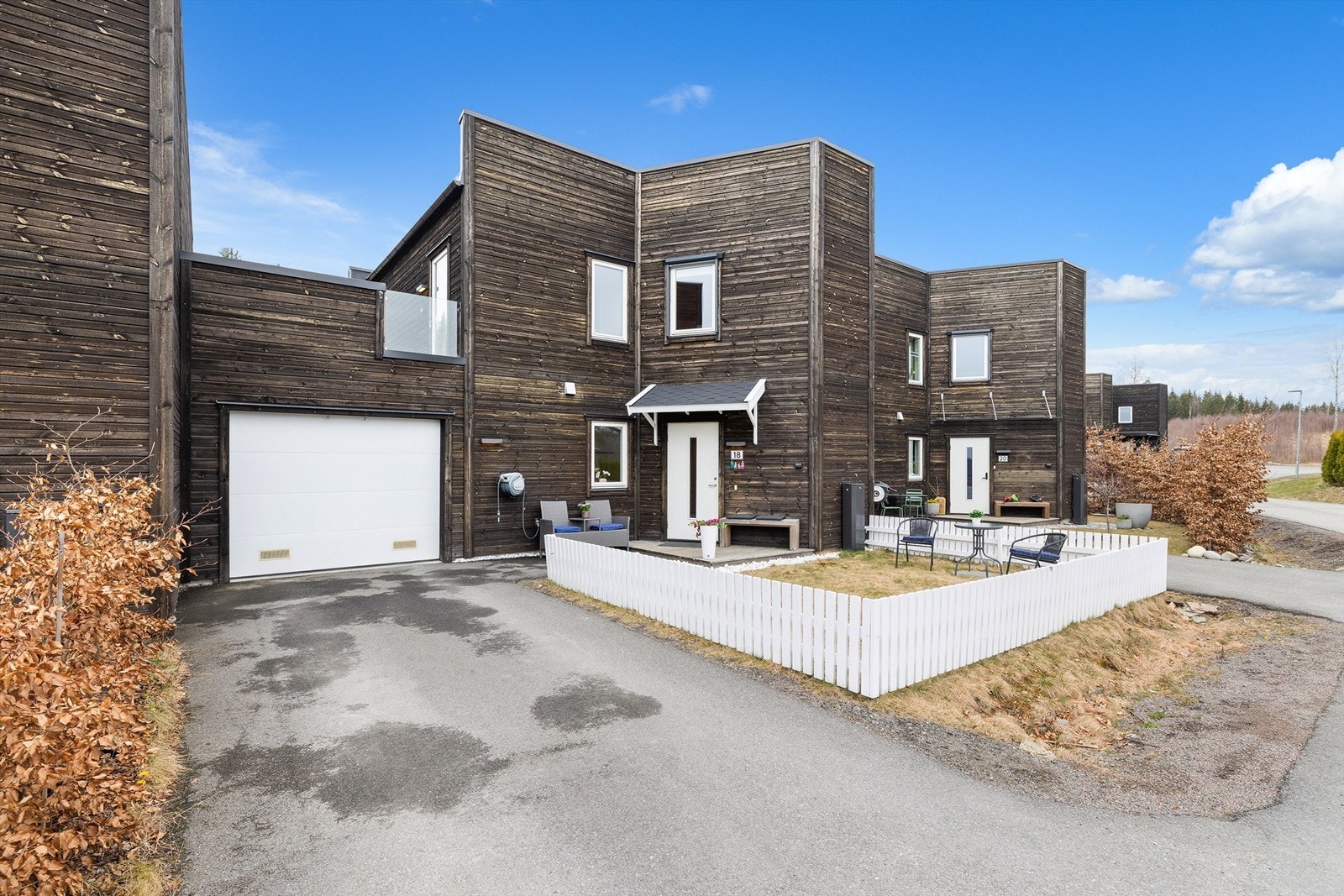 Velkommen til Skolemesterveien 18, en koselig familiebolig i meget barnevennlig og rolig boligområde. Eiendommen har flere fine uteplasser og byr på gjennomtenkt plaløsning Foto: Digit Media AS v/Jørgen Sørebø Galleribilde