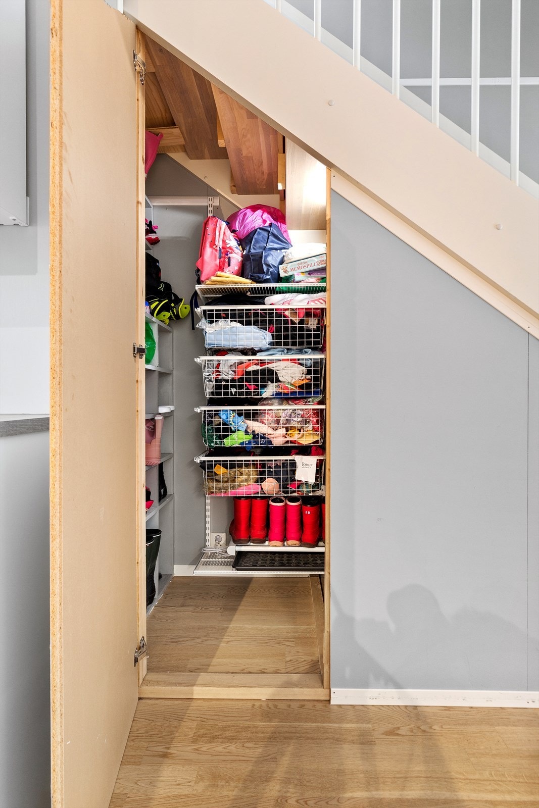 Eier har laget et supert lagringsrom under trappen Galleribilde