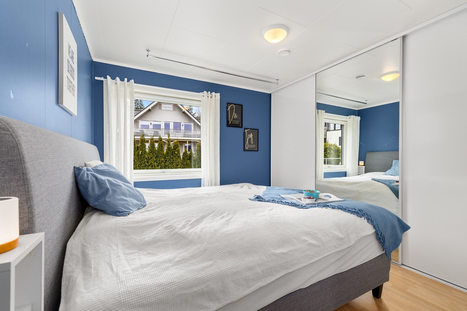 Hovedsoverommet med en romslig skyvedørsgarderobe Galleribilde