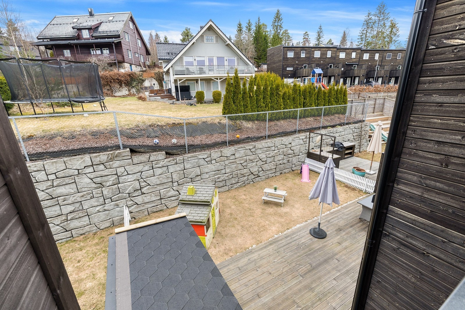 Oversikt fra takterrasse ned på uteplassen Galleribilde