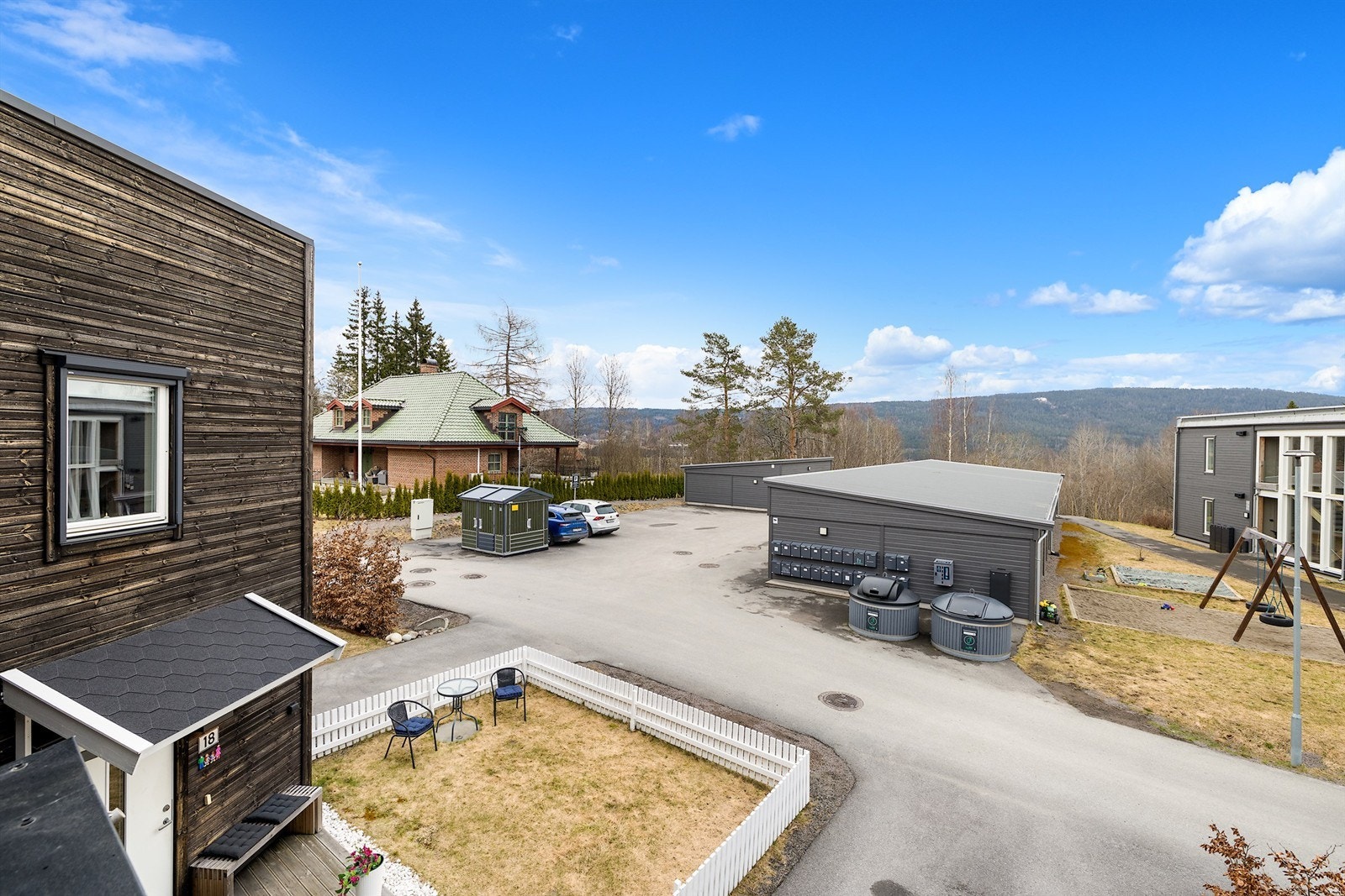 Åpent fellesområde med parkering og lekeplass Galleribilde