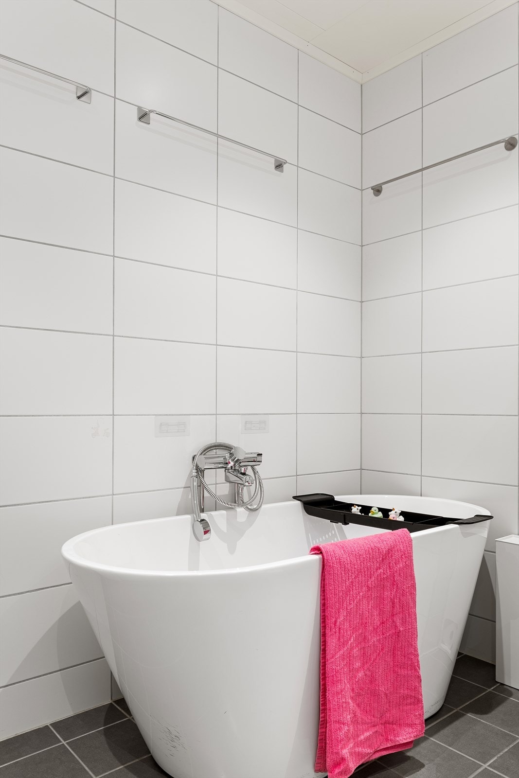 Badekar er avslapning for voksne og et herlig sted for aktive barn Galleribilde