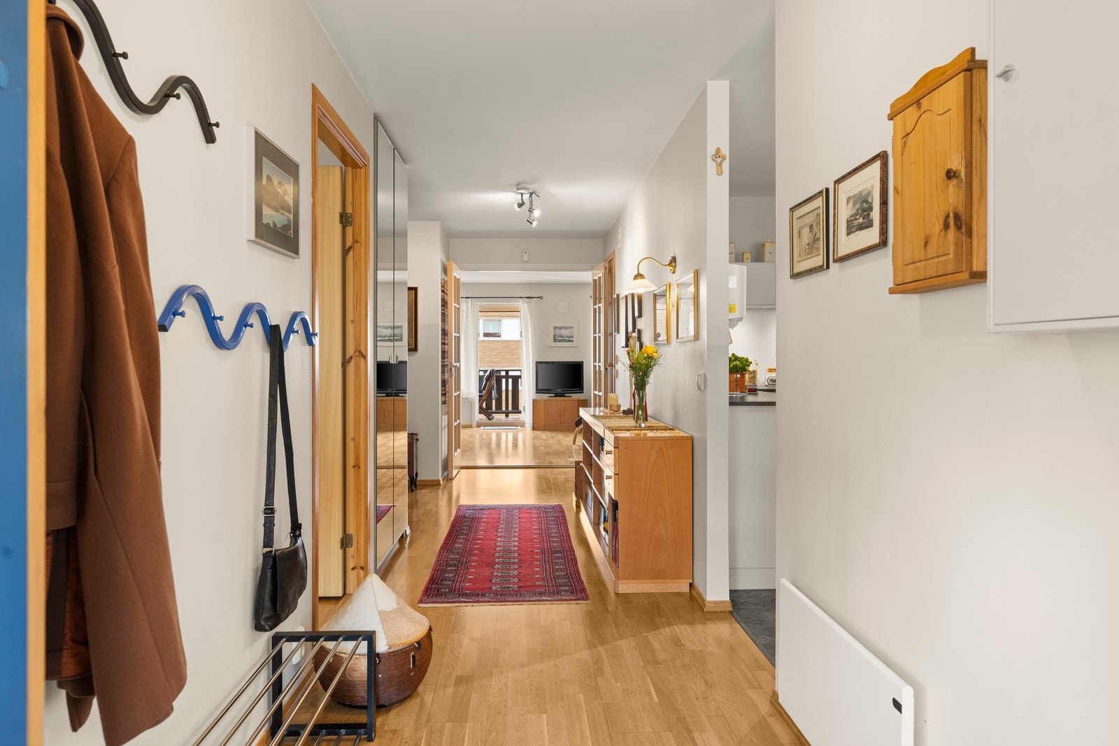 Velkommen inn! Inngangspartiet har godt med plass til å henge fra seg yttertøy og sko. Galleribilde