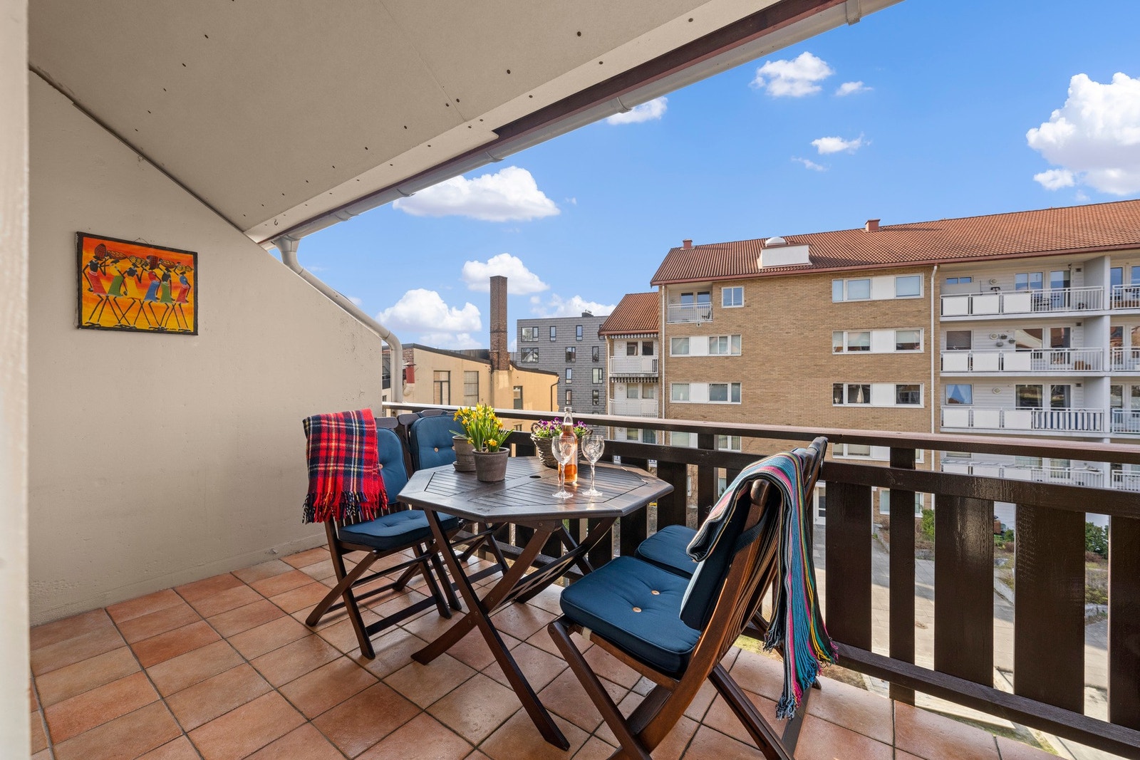 Balkongen har plass til sittegruppe og eventuelt grill, og fungerer som en naturlig forlengelse av stuen i sommerhalvåret. Galleribilde