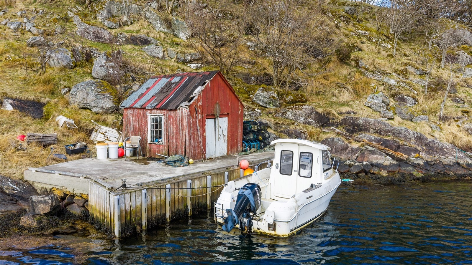 Tomten ved sjøen er på ca. 148 kvm med ca. 22 m sjølinje. I 2019 ble det laget ny betongbrygge. Det er også et eldre naust på tomten. Galleribilde