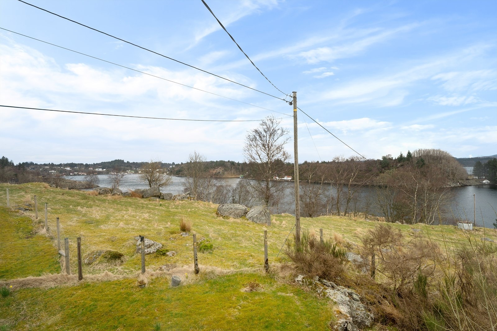 En fredelig plass hvor en finner roen i en travel hverdag med sol fra morgen til slutten av ettermiddagen på sommerstid. Galleribilde