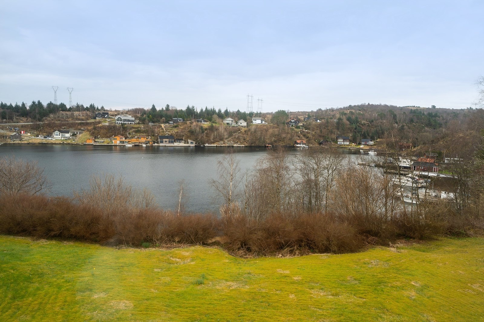 Fra egen tomt og eneboligen har en nydelig utsikt utover naturlandskapet, sjøen og Vollsvika. Galleribilde